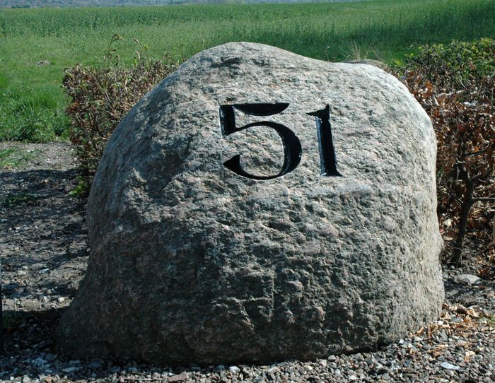 Et husnummer i en stor sten